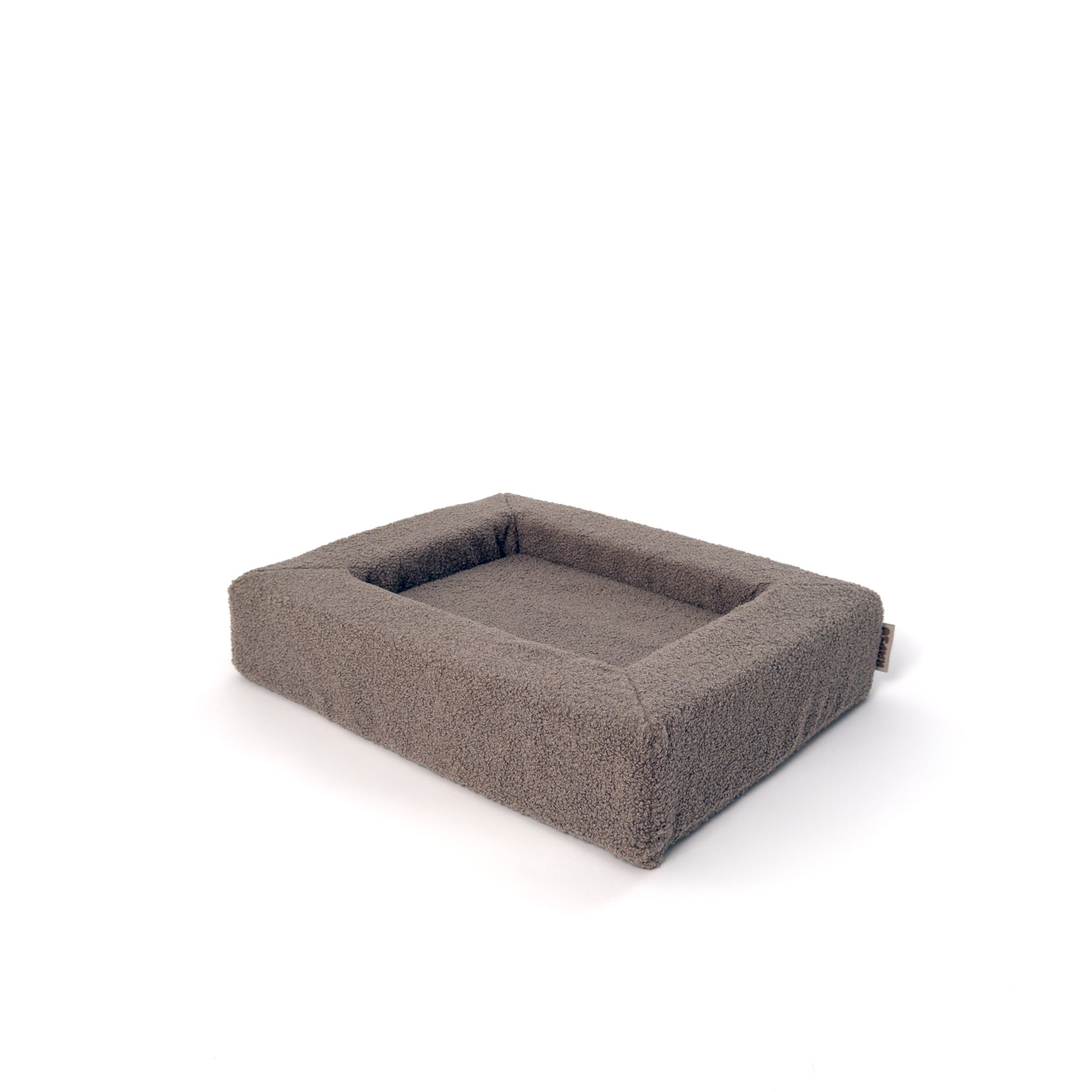 Rapsu Bed Clay -sävyssä, pieni koon S koiranpeti kulmasta kuvattuna