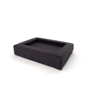 Rapsu Bed -koiranpeti, väri Coal – kulmasta kuvattuna, keskikoko
