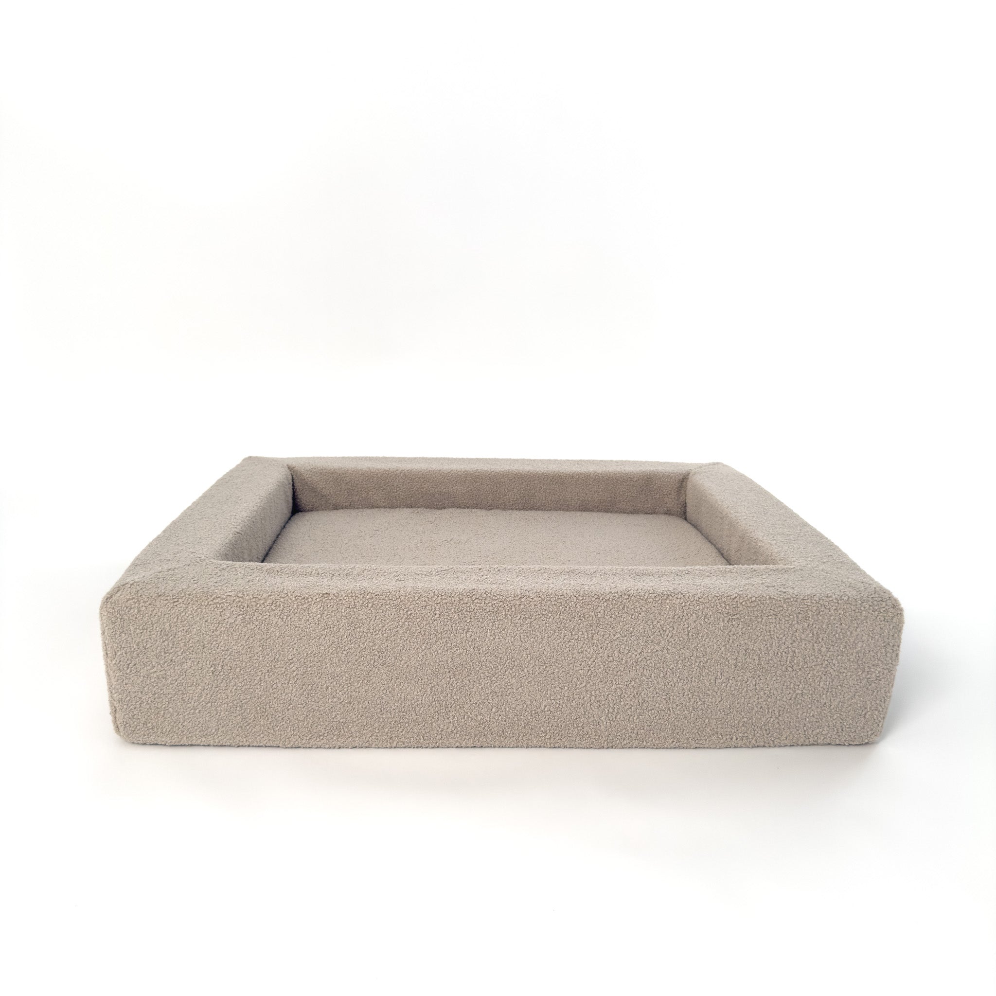 Rapsu Bed Dune, suuri vaalean beige koiranpeti edestä katsottuna – koko L