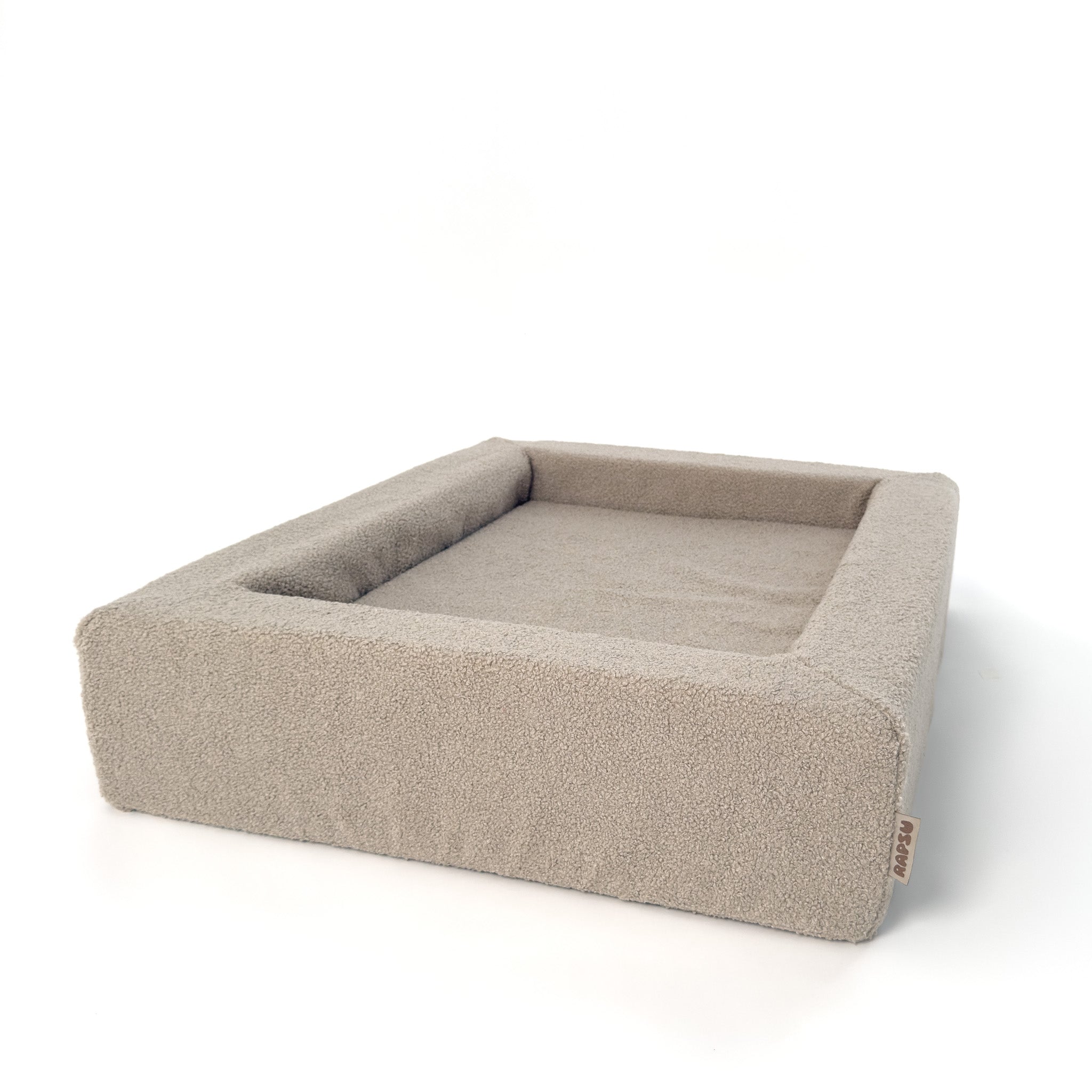 yksityiskohta logomerkistä, beige L-kokoinen koiranpeti kulmasta