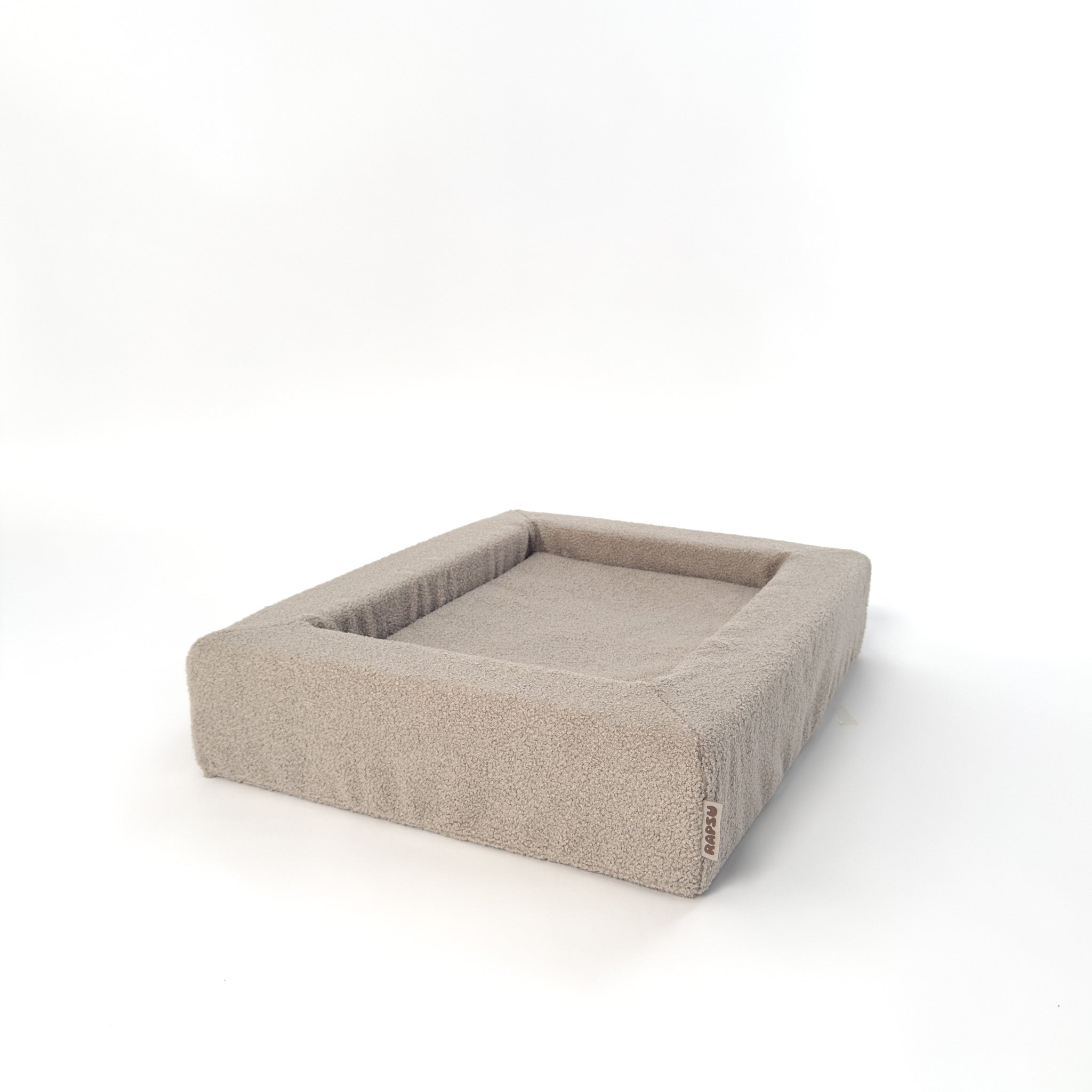 logomerkki esillä beige M-kokoisessa koiranpedissä, kulmakuva