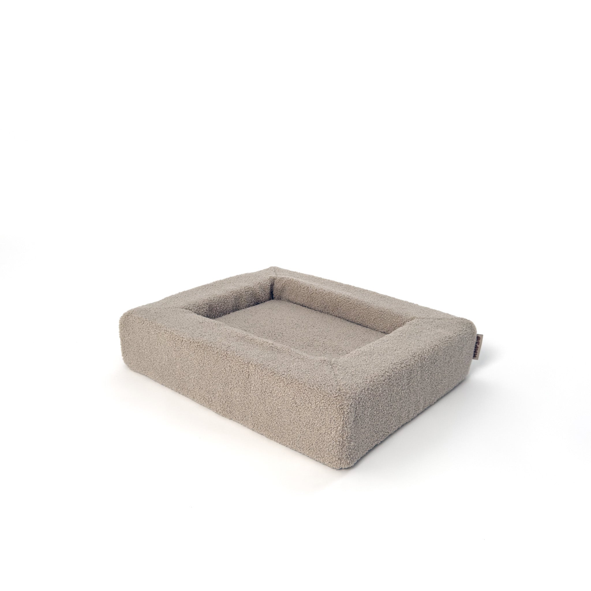 Rapsu Bed -koiranpeti sävyssä Dune, kulmakuva pienestä koon S pedistä