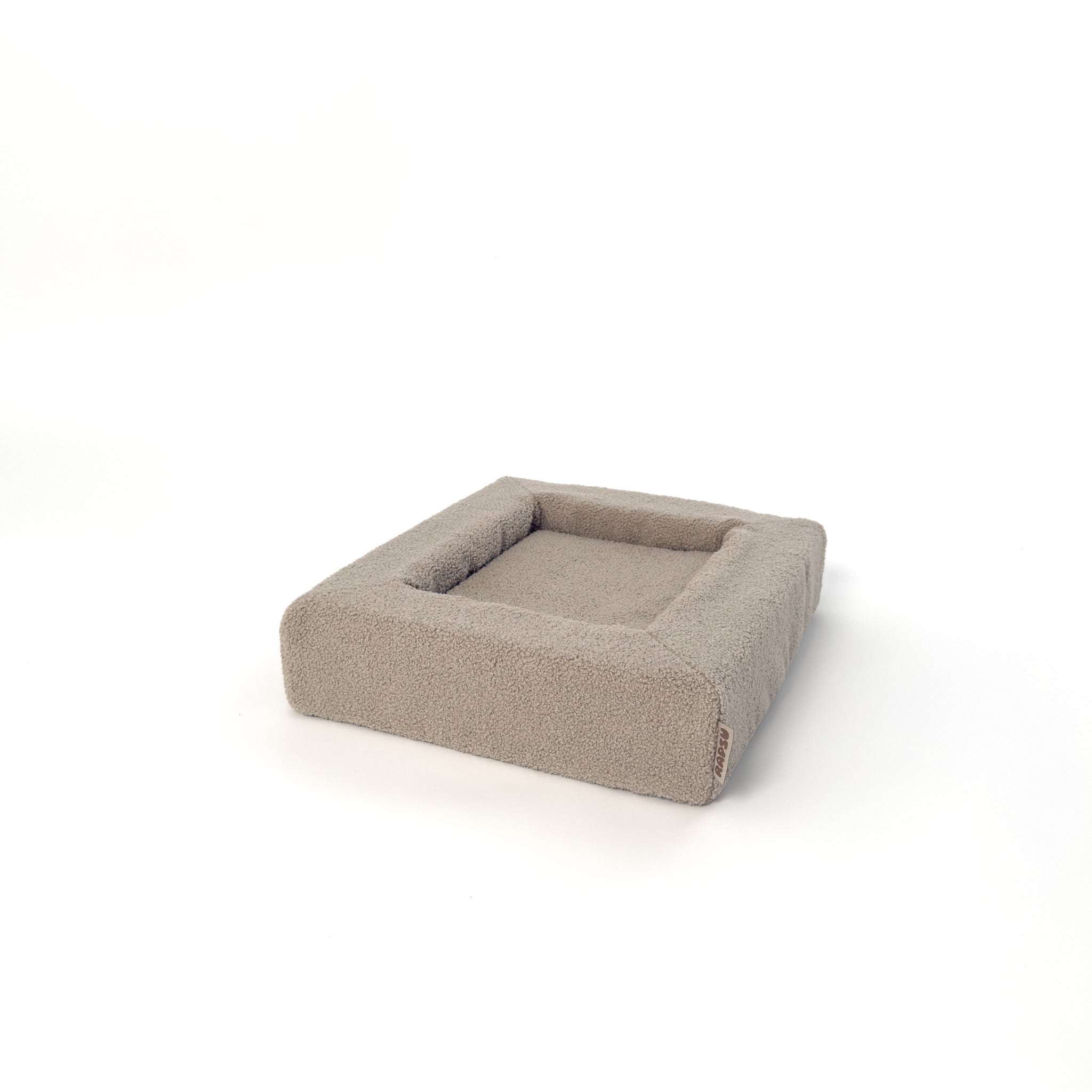 beige koiranpeti kulmasta kuvattuna, logomerkki näkyvissä – Rapsu Bed, koko S, sävy Dune