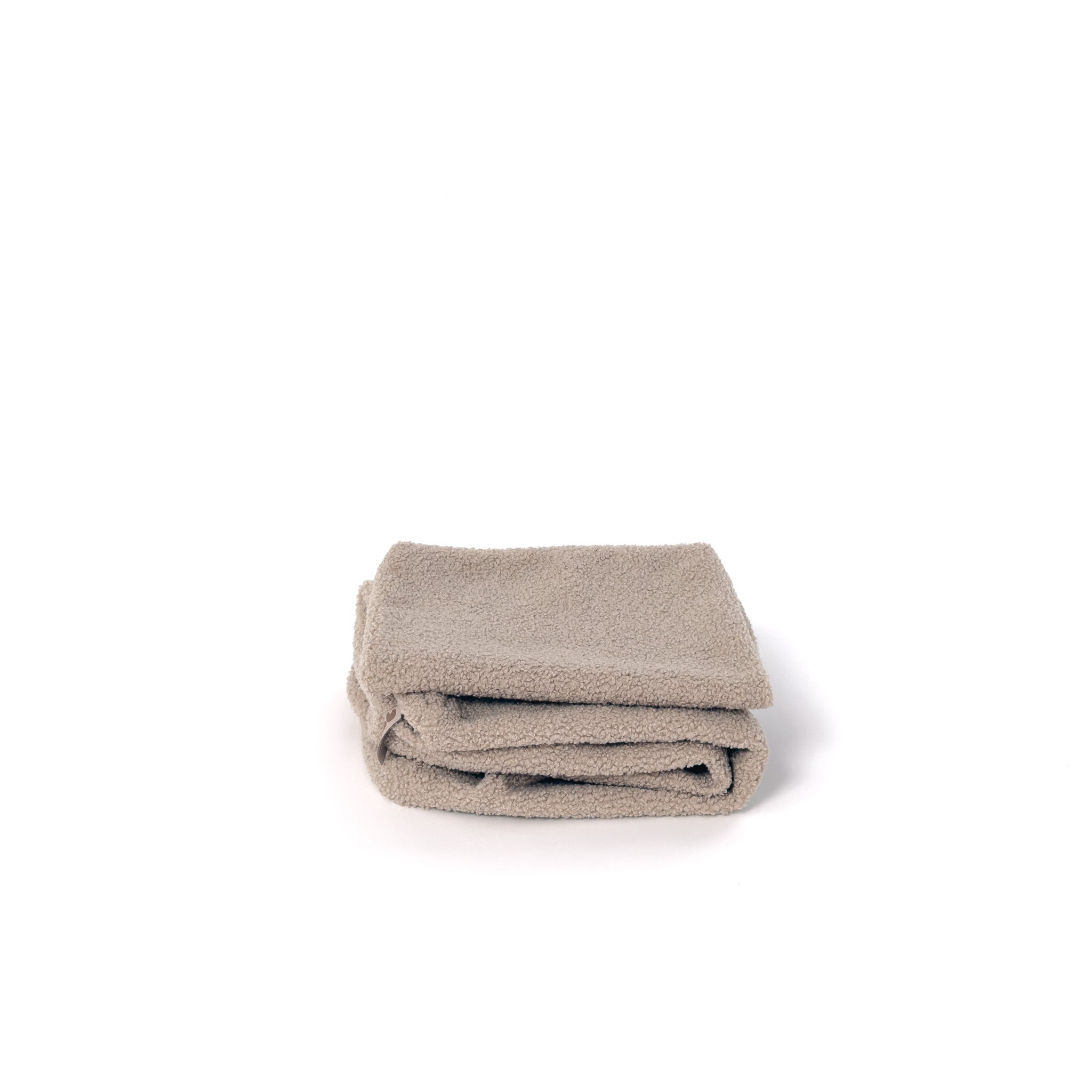 beige Dune-värinen päällinen koiranpetiin, kuvattuna edestä